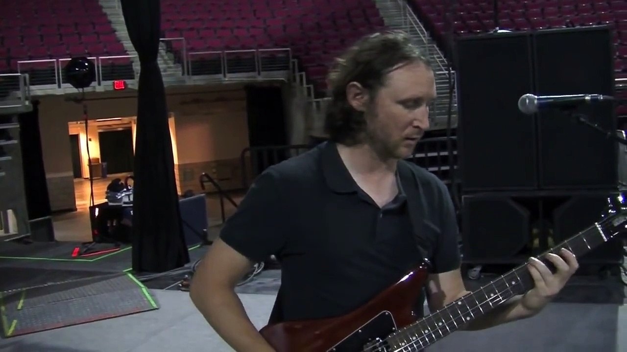 Mike Einziger of Incubus Gives "Echo" Guitar Tutorial