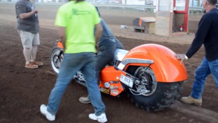 Course de Moto Dragster dans la boue - Impressionnant