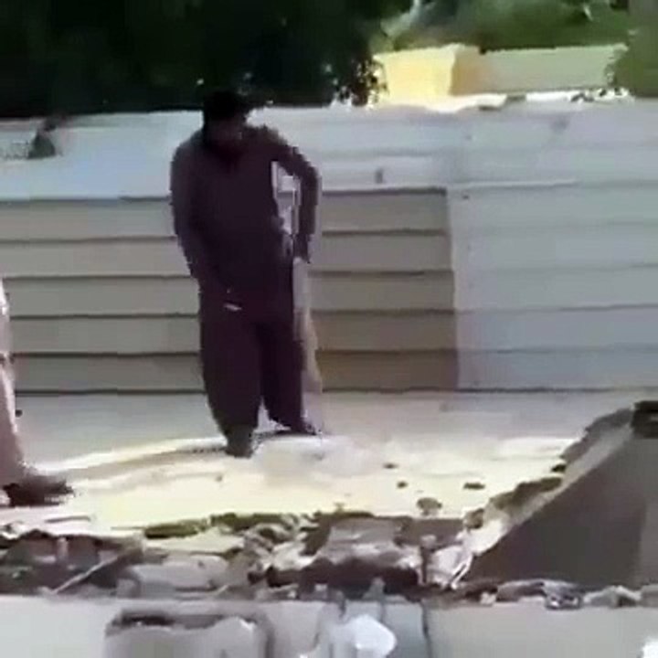 ایک اور پاگل مزدُور پَیش کیا جاتا ہے