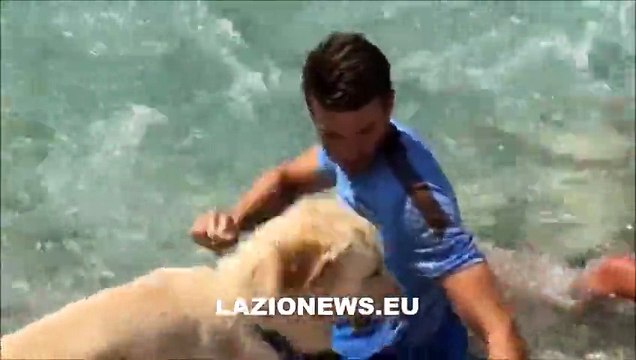 Auronzo 2015. Al lago Hoedt gioca con un cane e scherza con Murgia