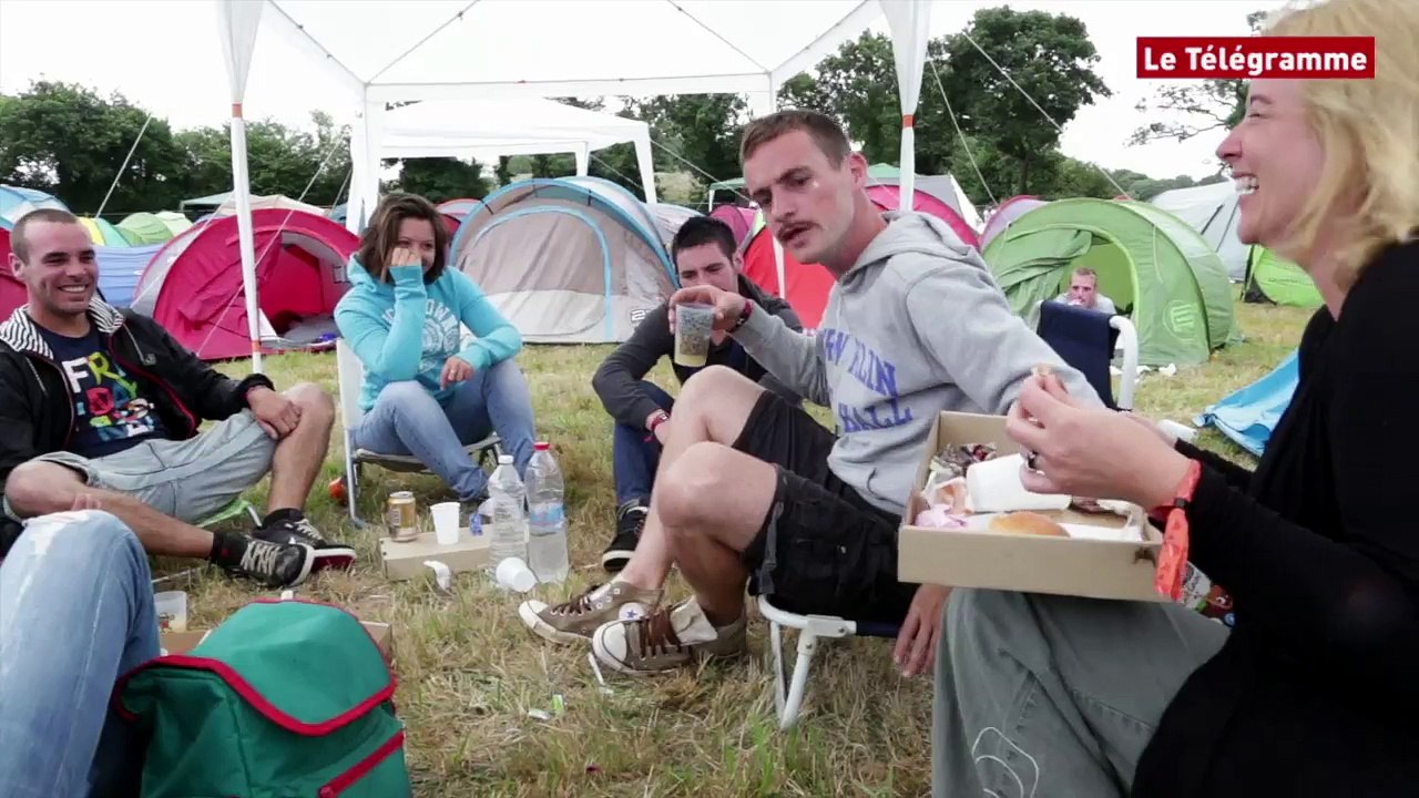 Vieilles Charrues. Les campeurs essaient de chanter Tom Jones et Christine And The Queens