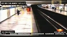 Personas que caen a vias del Metro por descuido en Mexico DF