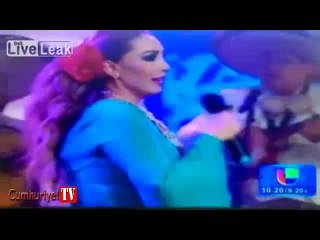 Canlı yayında talihsiz an... Şarkı söylemeye devam etti