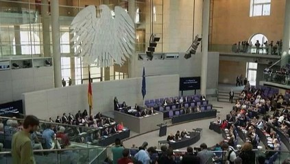 Angela Merkel aux députés allemands : ne pas aider la Grèce serait risquer "le chaos"