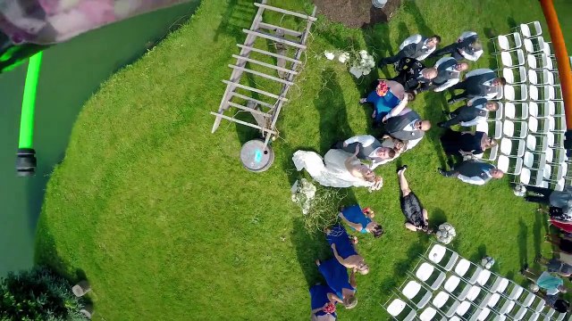 Un drone qui offre des cadeau à des inconnus - Bouteille de champagne, ballons, billets...