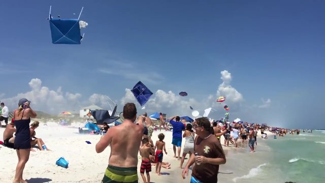 Des avions font s'envoler des parasols sur la plage