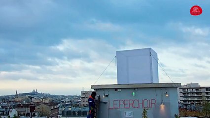 LE FNE REVELE L'INVISIBLE AVEC UN CUBE SUR LES TOITS DE PARIS