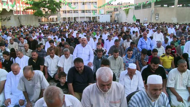 الفلسطينيون يؤدون صلاة عيد الفطر في القدس وغزة