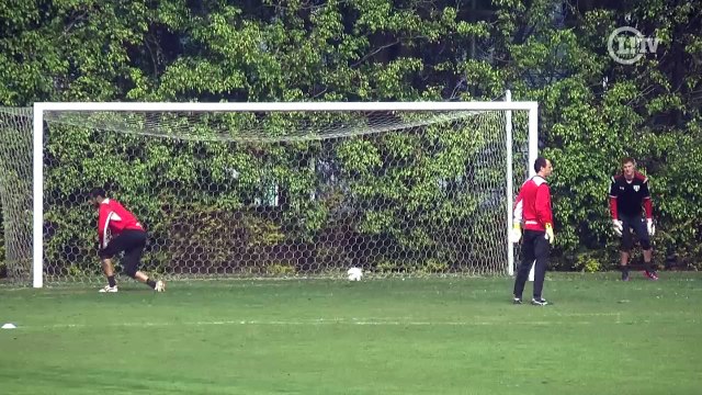 Rogério Ceni treina cobranças de pênalti após treino do São Paulo
