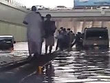 انقاذ اطفال مدارس العالمية من الغرق (مطر الرياض )