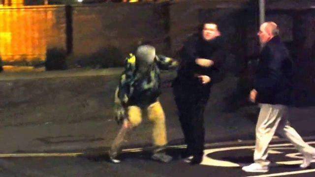 Combat de 4 ivrognes contre un homme