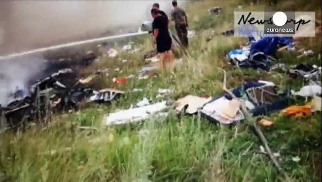 أوكرانيا: نشر شريط مصور للمتمردين يتحرون سقوط الطائرة الماليزية بعد ساعات من الحادث