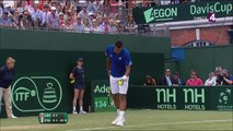 Jo-Wilfried Tsonga rate la balle au service face à Andy Murray en Coupe Davis