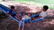 Niños jugando en la hamaca. Territorio Ngäbe La Casona, Coto Brus, Costa Rica.