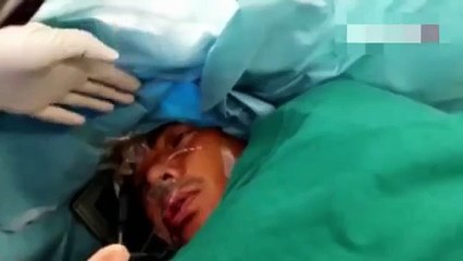 Vea cómo este hombre habla mientras lo operan