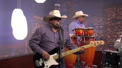 Intocable Interpreta "Llueve"