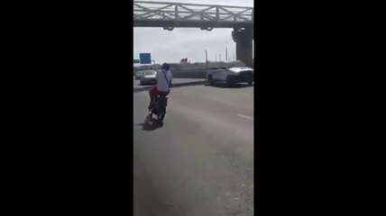 À contresens sur l'autoroute à mobylette