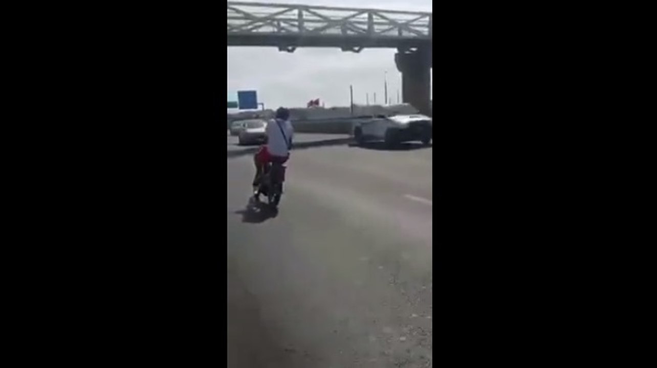 À contresens sur l'autoroute à mobylette