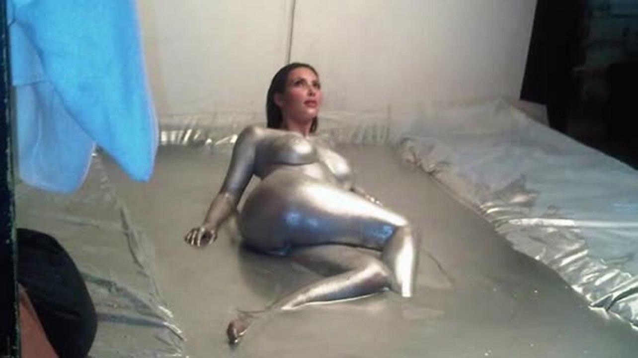 Kim Kardashian zeigt eine alte Nacktaufnahme des 2011 W Magazine Fotoshootings