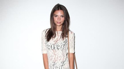 Emily Ratajkowski nous montre son bronzage dans une minirobe blanche