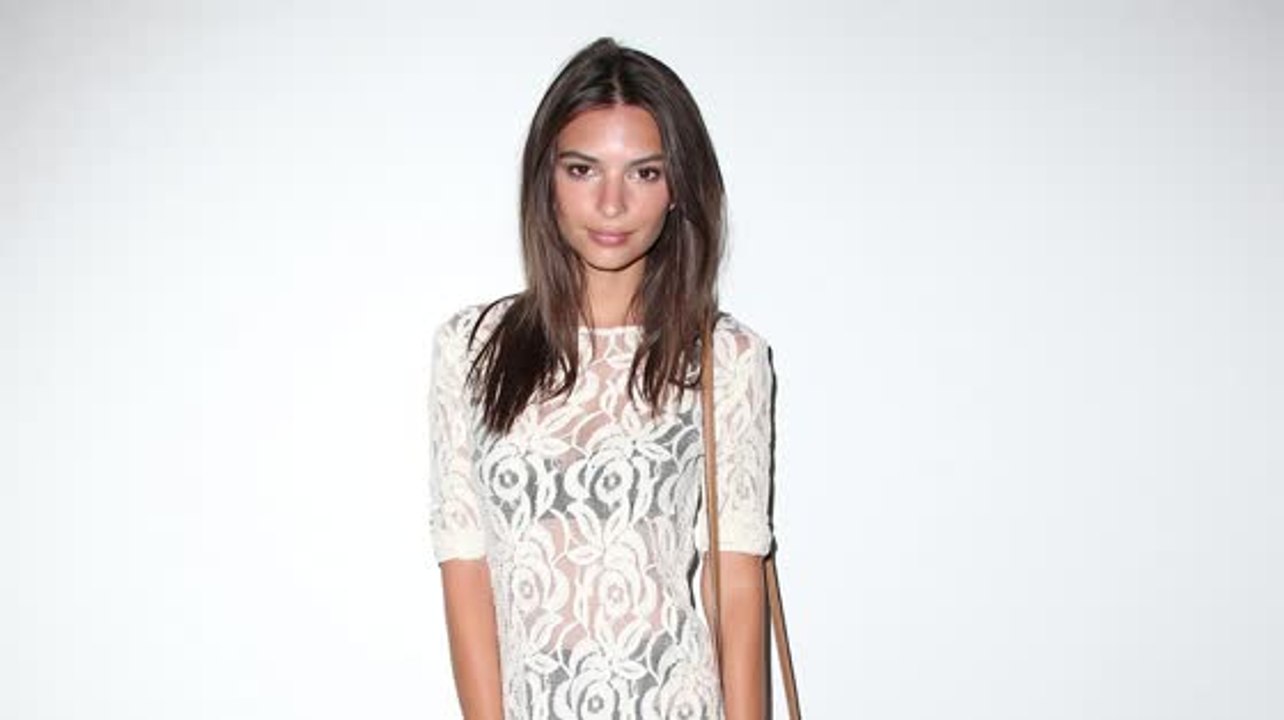 Emily Ratajkowski zeigt ihre Urlaubsbräune in einem weißen Minikleid