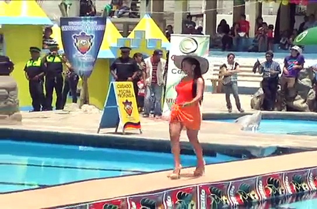 Presentación de candidatas en traje de baño en balneario Agua Tibia.