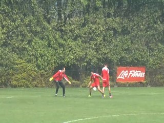 Novo xerife? Ceni dá uma de zagueiro e ajuda jovens em treino