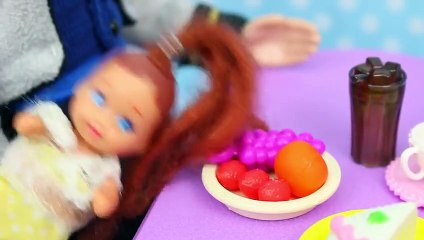 GIANT BABY ALIVE Attacks Barbie & Frozen Kids ❤ Barbie Dream of Huge Baby Doll by DisneyCarToys