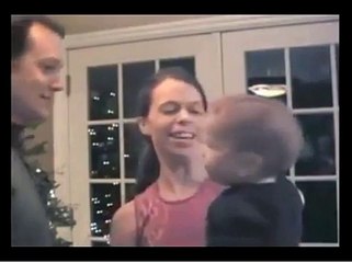 ce bébé jalouse son père et ne veut rien rater...