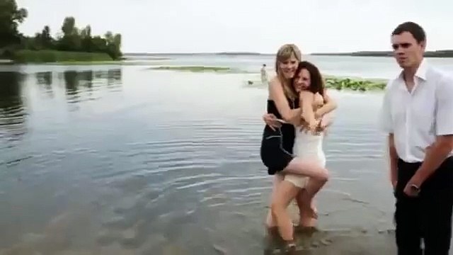 Пьяные девушки на свадьбе упали в реку