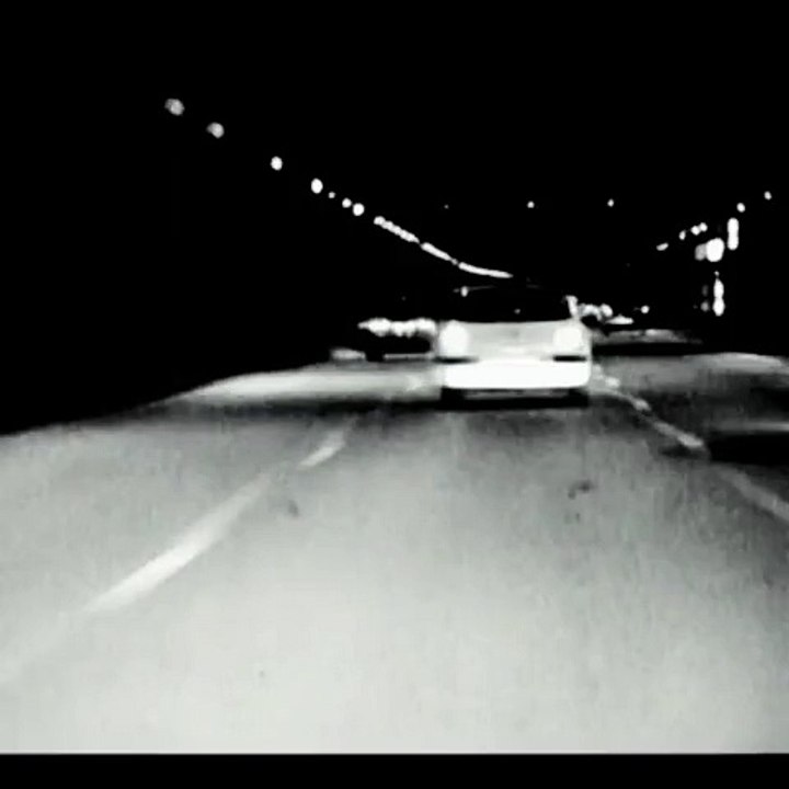 Elle le cherche sur des routes sans direction . She seeks it on the roads whithout direction.