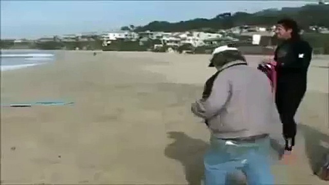 versuch nicht zu lachen oder zu grinsen : Das witzigste Video der Welt