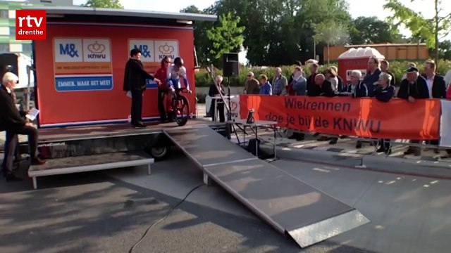 SCHOKKENDE BEELDEN: Wielrenner valt van starthelling tijdens NK Tijdrijden