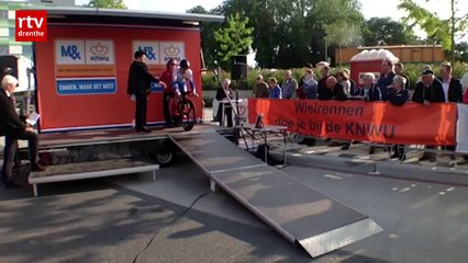 SCHOKKENDE BEELDEN: Wielrenner valt van starthelling tijdens NK Tijdrijden