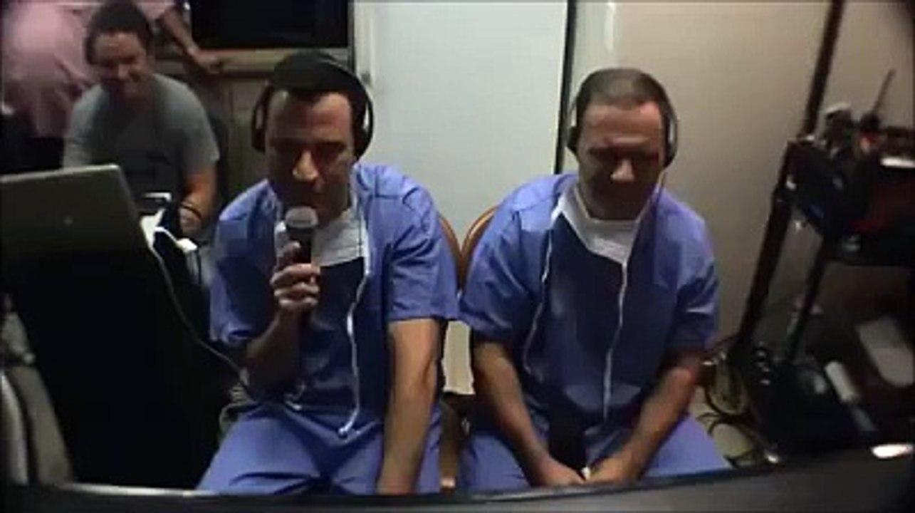 elle est enceinte, ce qu'elles voient dans l'échographie n'est pas du tout naturel