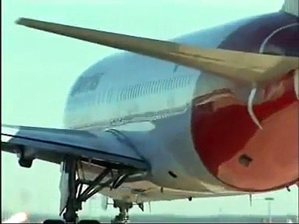 Airliner action at Sydney Airport in 2001