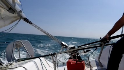 Surf entre 9 et 10 noeuds avec un Monstre 737 sous foc et 2 ris dans le golfe du Lion