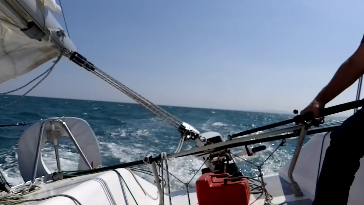 Surf entre 9 et 10 noeuds avec un Monstre 737 sous foc et 2 ris dans le golfe du Lion