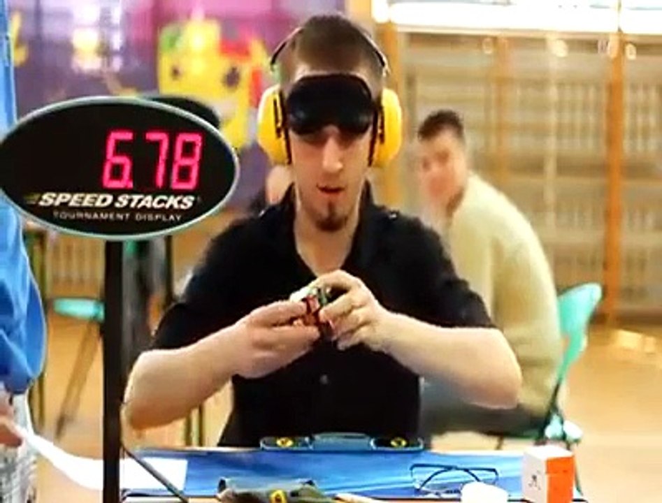 Guy Solves Rubik Cube in 42 secs blindfolded