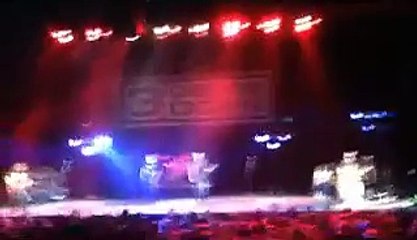 Frontman stops show to kick out man who punched a woman - 3 Doors Down