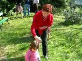 Margot avec Grand mamie dans le jardin
