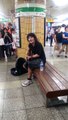 Un musicien fait chanter les coréens dans le métro
