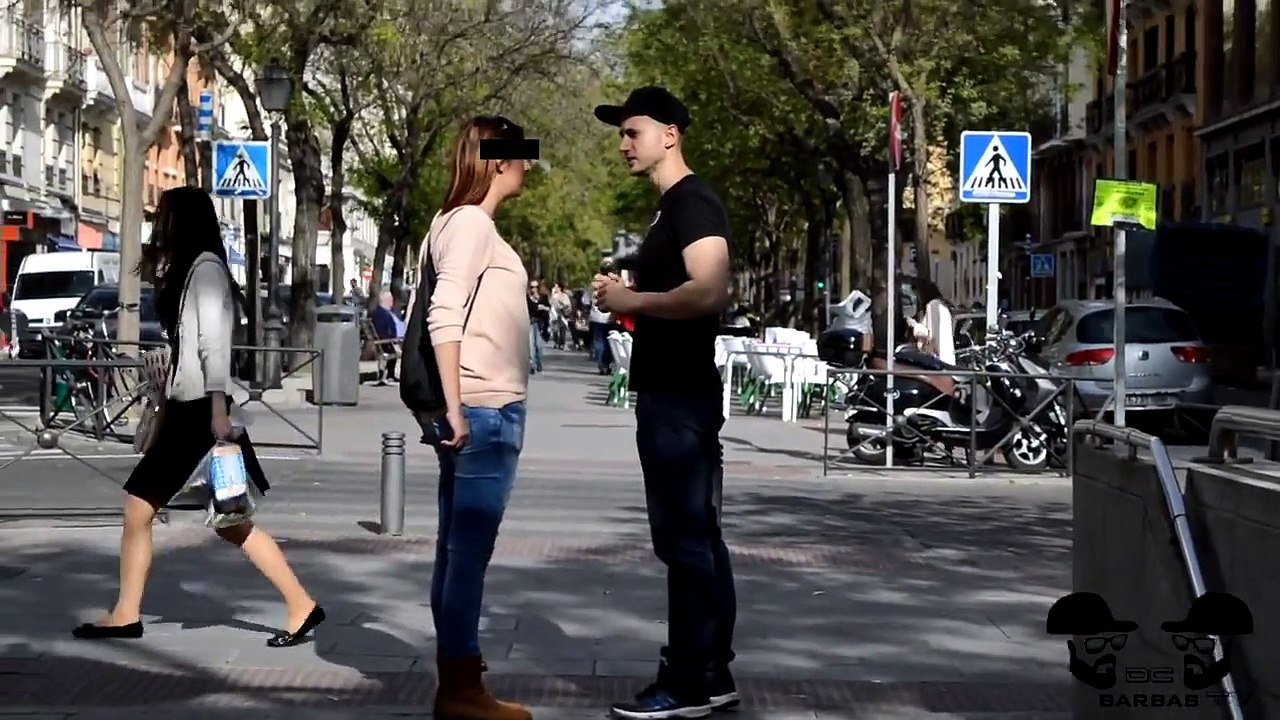 BESOS FACILES - KISSING PRANK - Besos en la calle   Juego de preguntas 1