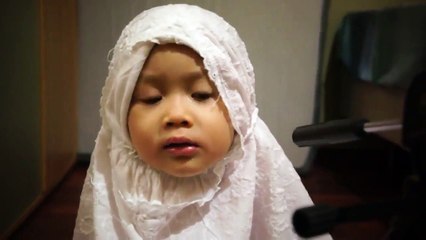 Beautiful Chinese Girl Reciting Quran
