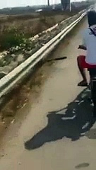 Ils roulent en mobylette à contresens sur une autoroute au Maroc