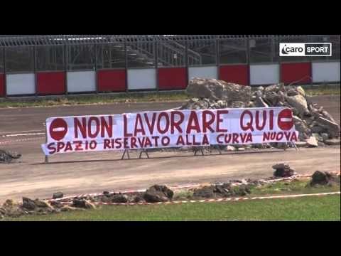 Icaro Sport. Lavori alla pista d'atletica del Romeo Neri , lo striscione della Curva Est