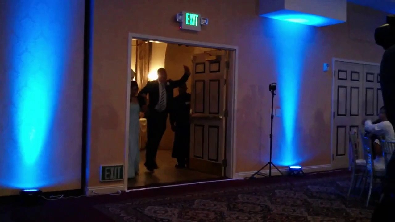 Un garçon d'honneur assomme la mariée d'un coup de pied