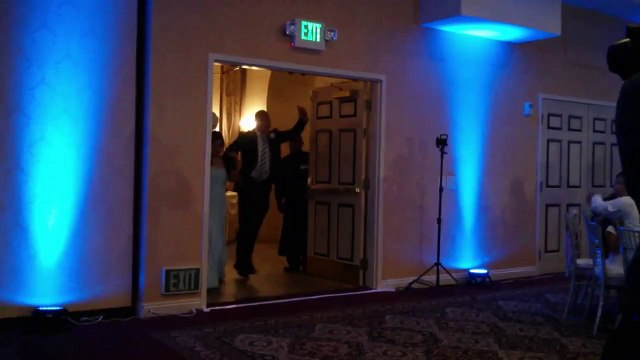 Un garçon d'honneur assomme la mariée d'un coup de pied