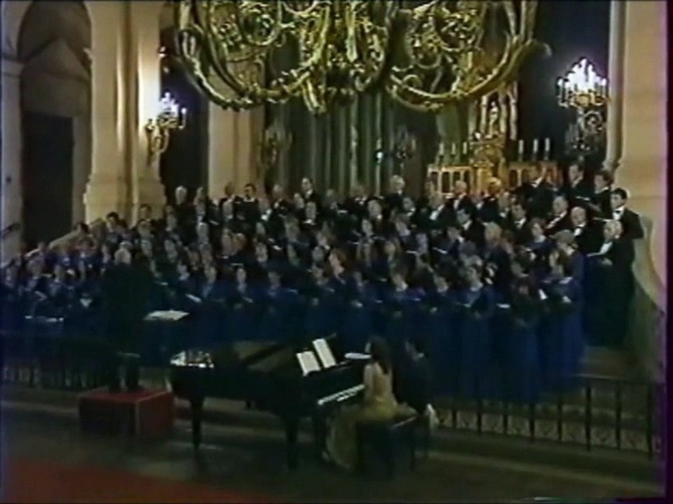 Le Choeur mixte arménien de Paris Sipan-Komitas chante Amen Hayi de Komitas sous la direction du Maestro Garbis Aprikian