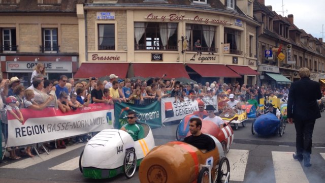 Départ des 24 h de voitures à pédales de Vimoutiers 2015